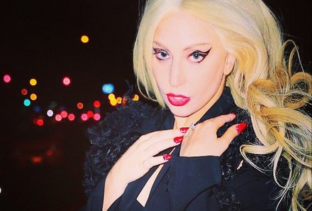 Tampil Anti Mainstream dengan High Heels 30 cm Seperti Lady Gaga
