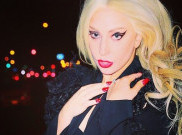 Tampil Anti Mainstream dengan High Heels 30 cm Seperti Lady Gaga