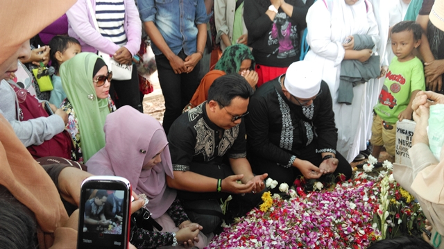 TPU Wajarkan Makam Rusak Akibat Peziarah Olga