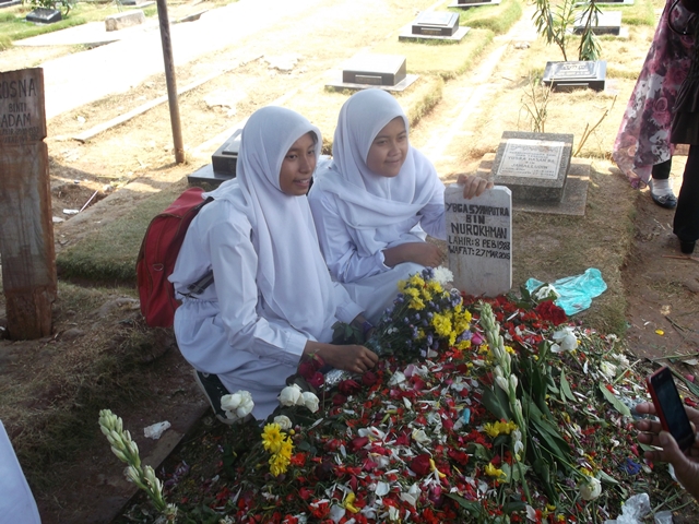 Miris, Anak Sekolah Selfie di Makam Olga