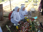 Miris, Anak Sekolah Selfie di Makam Olga