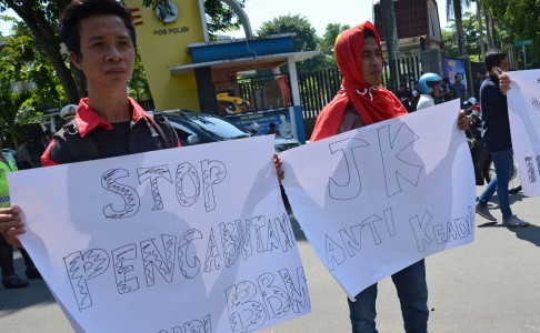 Dua Kelompok Mahasiswa di NTB Demo Tolak BBM
