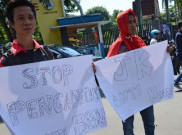 Dua Kelompok Mahasiswa di NTB Demo Tolak BBM