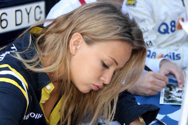 Pembalap Cantik Tim Lotus Warnai F1