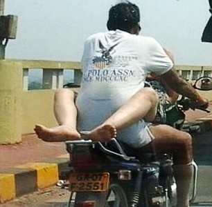 Nekat, Pasangan Ini Berhubungan Intim Sambil Bermotor di Jalan