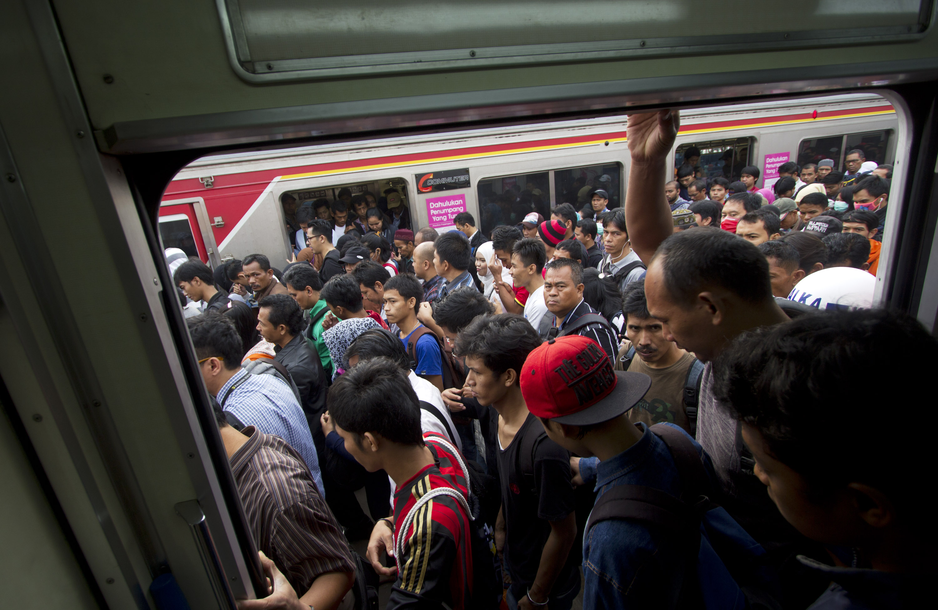 Penumpang KRL Keberatan dengan Tarif Progresif Baru