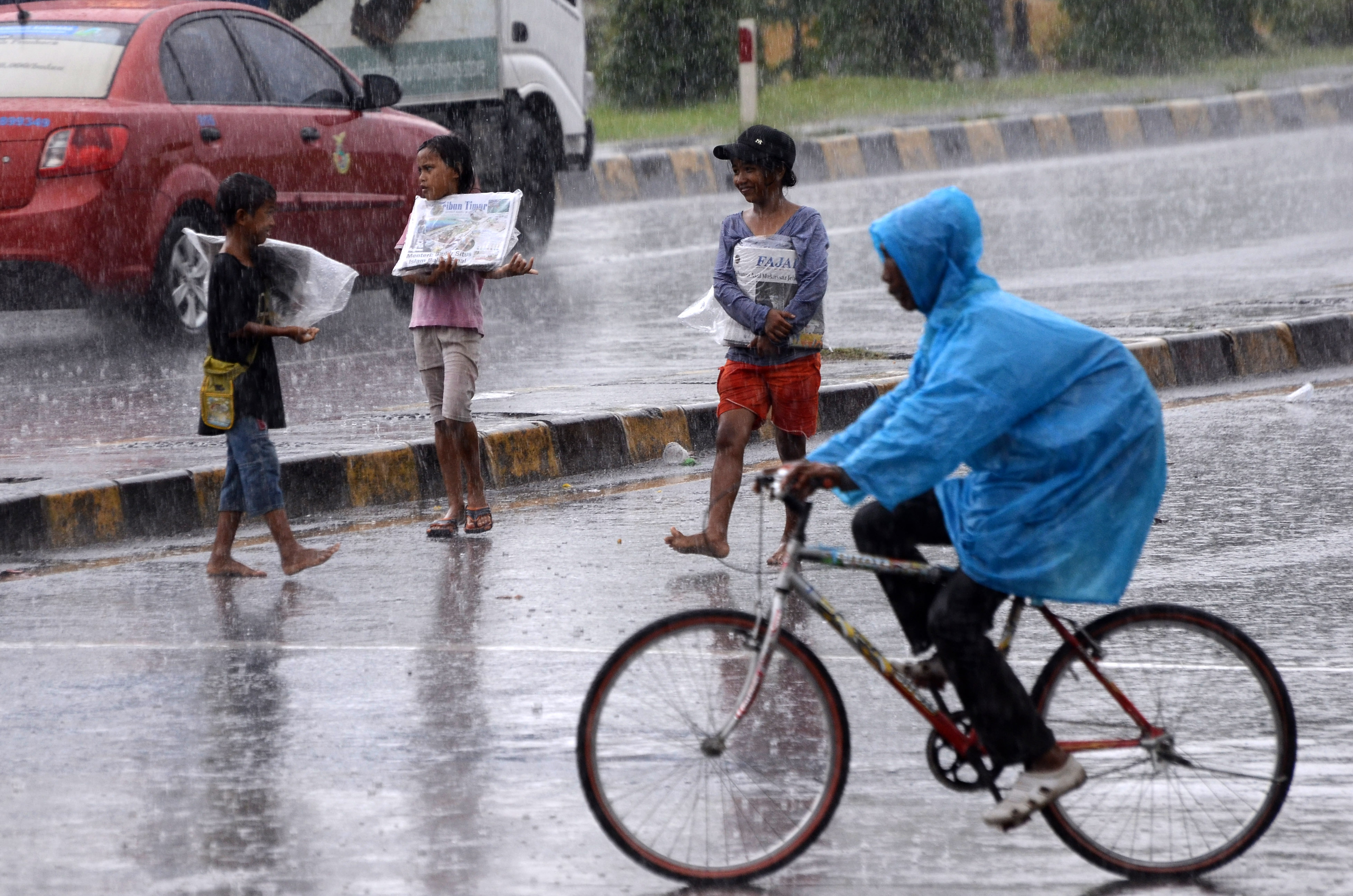Kisah Bocah Ojek Payung, Hasilkan Rp800 Ribu Per Bulan