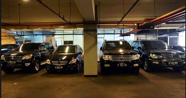 Jokowi Menaikkan Uang Muka Pembelian Mobil Pejabat