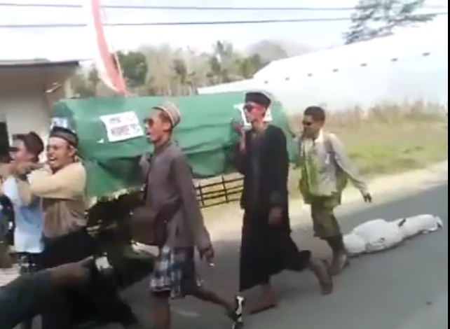 Miris, Jenazah Jatuh Dari Keranda Jadi Bahan Tertawaan Warga