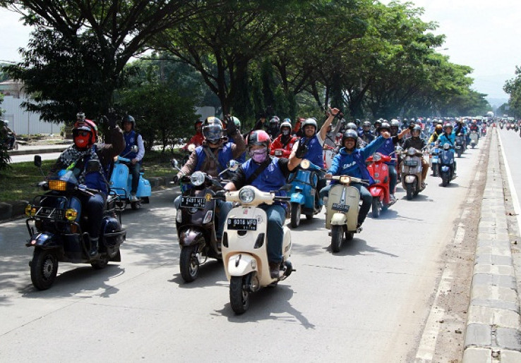 Kutu Vespa Kampanyekan Safety Riding di Bandung