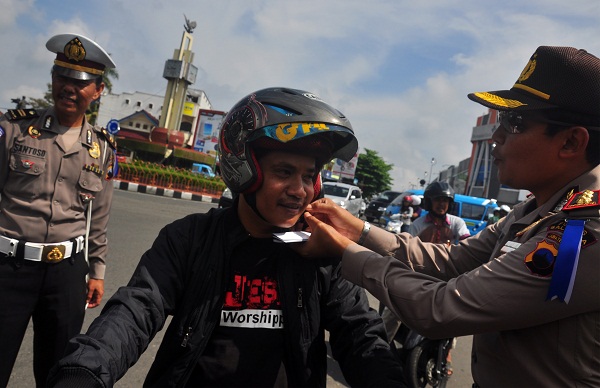 Berbahaya Pakai Helm yang Ada Siku dan Tonjolan