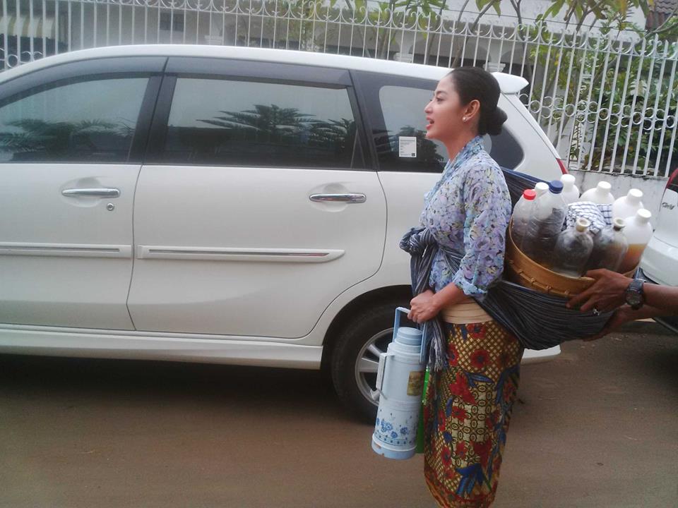 Dewi Perssik Alih Profesi jadi Tukang Jamu?
