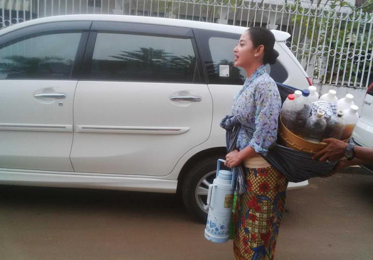 Dewi Perssik Alih Profesi jadi Tukang Jamu?