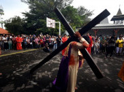 Kenang Penyaliban Yesus di Gereja Katolik St Mikael