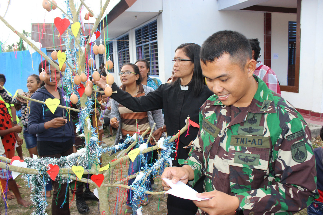  Yonif 400/Raider Rayakan Paskah Bersama Jemaat GKI Efata Yanamaa