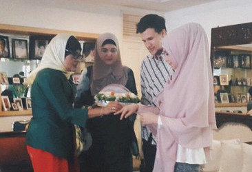 Potret Keakraban Stuart Collin dengan Putra Risty Tagor