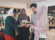 Potret Keakraban Stuart Collin dengan Putra Risty Tagor