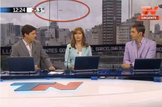 Geger Sebuah UFO Terekam Kamera Saat Siaran Berita TV