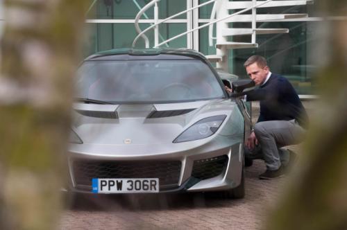 Aktor James Bond Jajal Lotus Evora 400