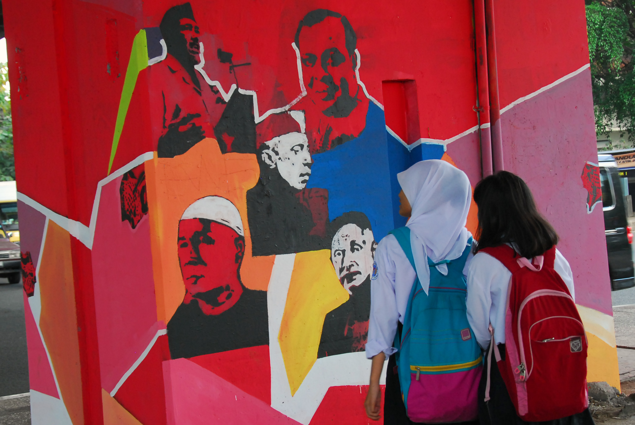 Risma Ingin Kembangkan Wisata Mural di Surabaya 
