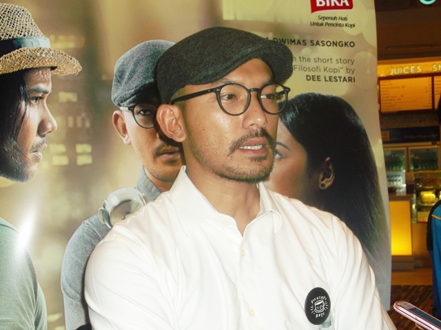 Ingin Terlihat Fashionable, Rio Dewanto Koleksi Kaca Mata