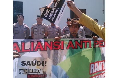 Aparat Gabungan Polda Metro Jaya Amankan Aksi Anti Perang di Kedubes Arab Saudi