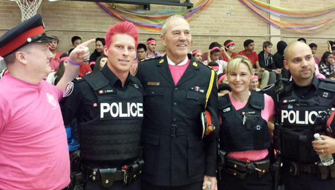 Demo Anti Bully Homoseksual, Polisi Cat Rambut Warna Pink