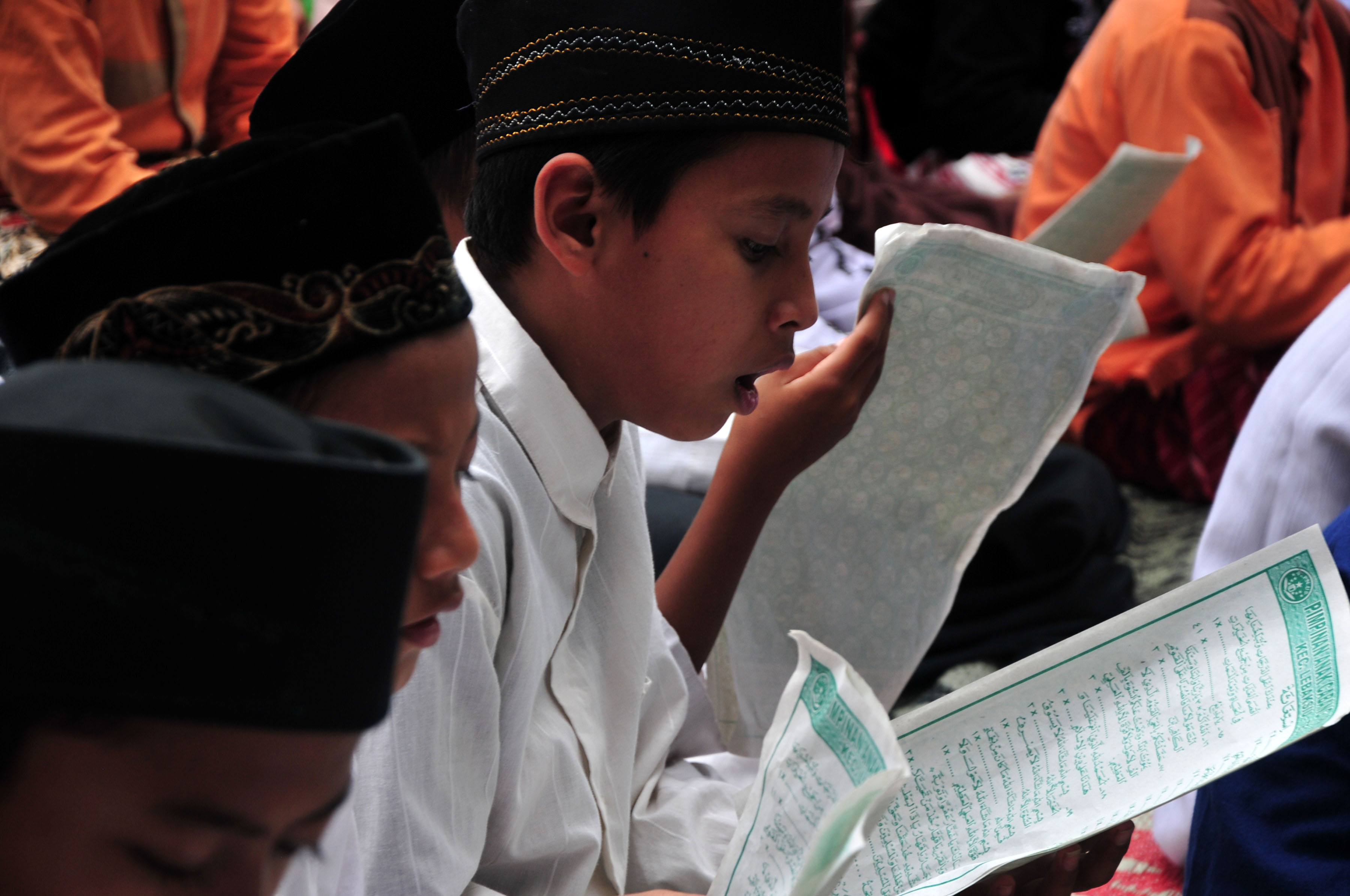 Peringati Hari Santri Nasional, Ratusan Santri Sujud Syukur