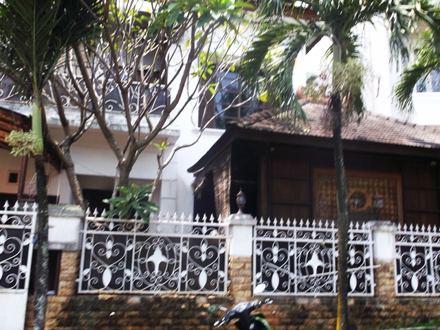 Usai Kebakaran Satu Tahun Lalu, Rumah Uje Terlihat Berantakan