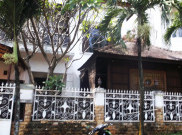 Usai Kebakaran Satu Tahun Lalu, Rumah Uje Terlihat Berantakan