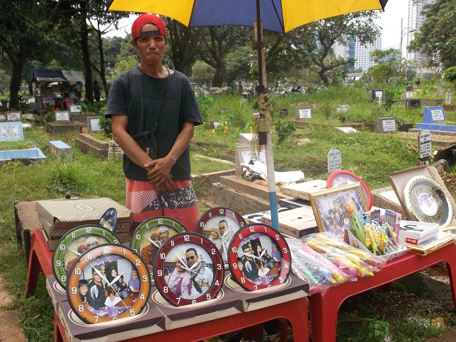 Dua Tahun Meninggal, Makam Uje Masih Diwarnai Pedagang Souvenir 
