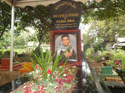 25 April, 200 Ustaz Datangi Makam Uje