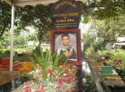 25 April, 200 Ustaz Datangi Makam Uje