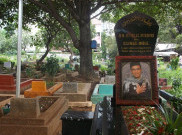 Sesosok Mahluk Suka Tampil di Belakang Makam Uje