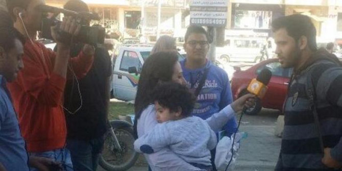 Reporter Liputan Sambil Gendong Anak