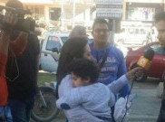 Reporter Liputan Sambil Gendong Anak