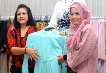 Iriana Jokowi Pamer Baju Prewedding Calon Mantu