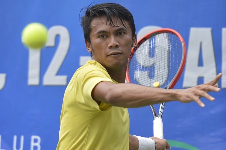 Aksi Petenis Aditya Hari Sasongko di Kejuaraan Tenis PGN