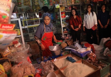  Iriana Belikan Camilan Kesukaan Jokowi di Pasar Tradisional Solo