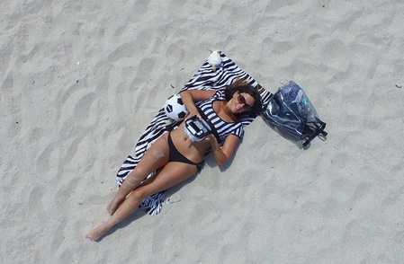 Selfie di Pantai Pakai Drone, Wasit Bohay Claudia Romani Bikin Meleleh