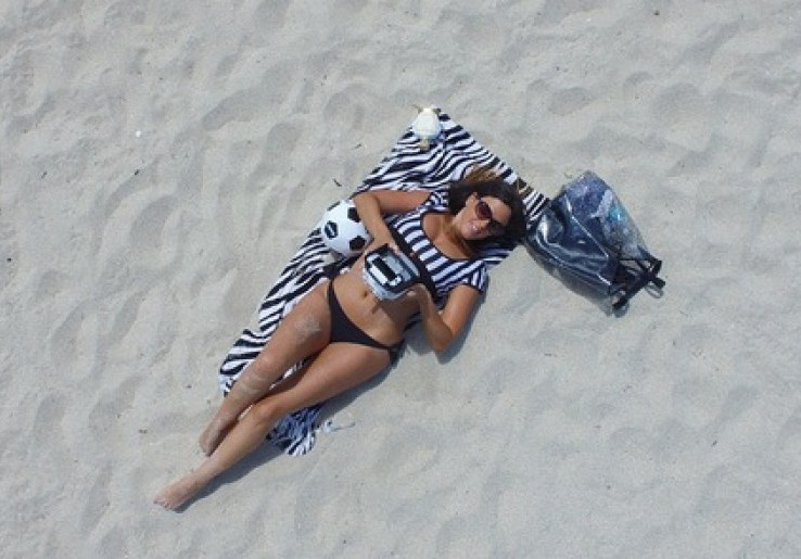 Selfie di Pantai Pakai Drone, Wasit Bohay Claudia Romani Bikin Meleleh