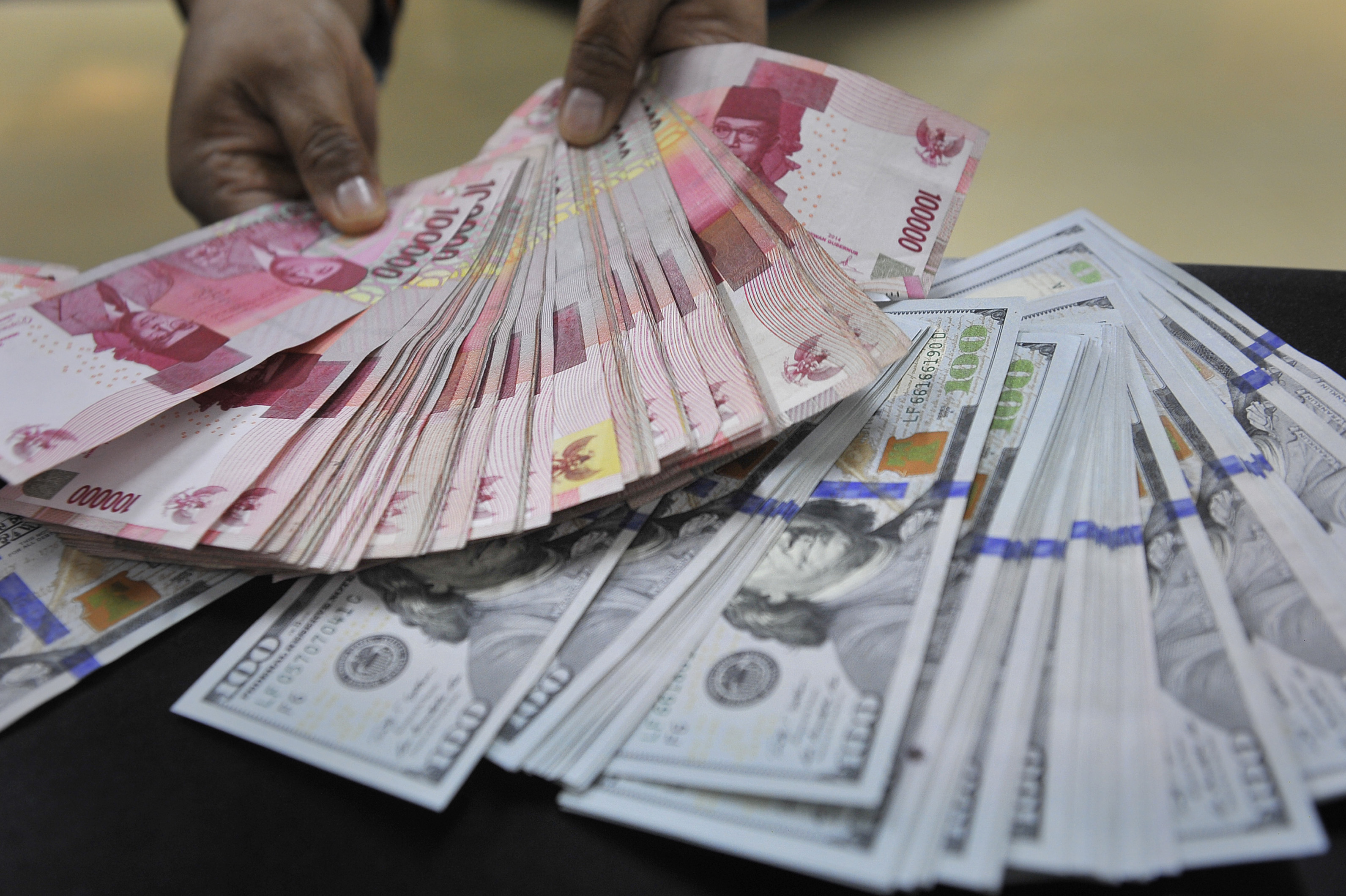Rupiah Melemah Rp13.551 per Dollar AS pada Penutupan Sore