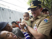Blusukan ke Tanah Abang, Ahok Gendong Anak Kecil