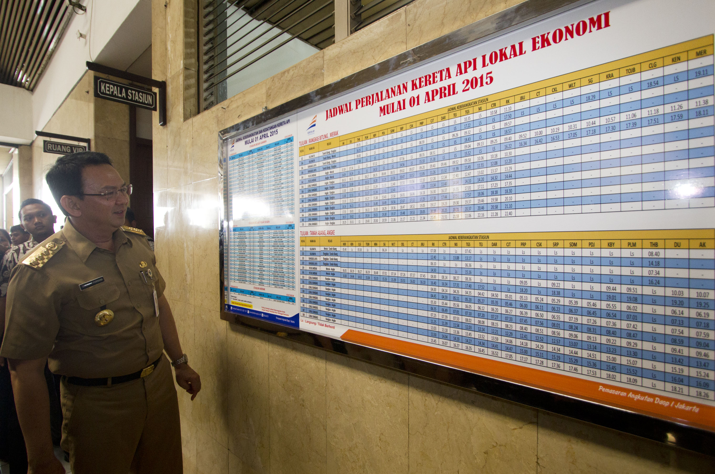 Ahok Izinkan PKL Dagang di Badan Jalan