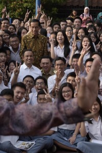 Peserta UN Selfie Bareng Jokowi