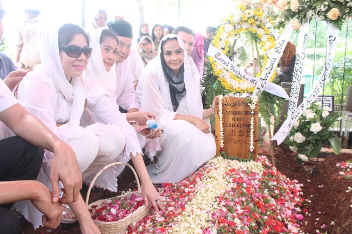Ibunda Maudy Koesnaedi Meninggal Dunia