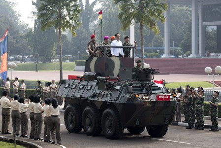 Gagahnya Presiden Jokowi Saat Naik Panser Anoa 