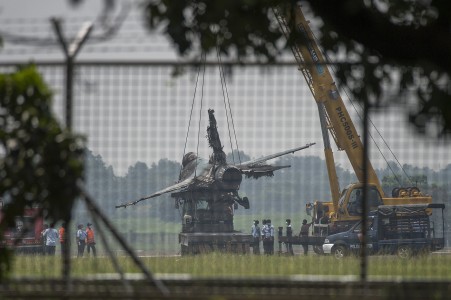 Bangkai Jet Tempur F-16 Diamankan di Hanggar Halim