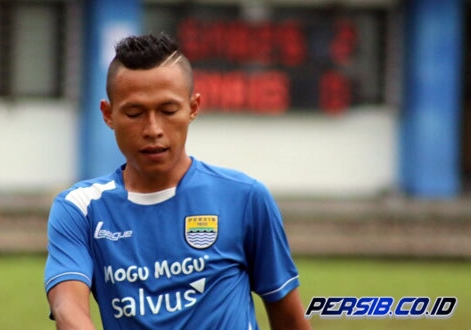 Bek Persib Pamer Gaya Rambut Terbaru