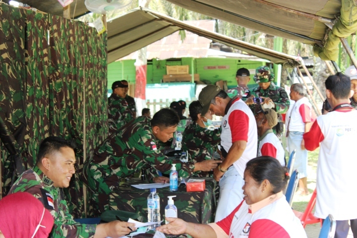 Bakti Sosial TNI Untuk Warga Perbatasan RI-PNG